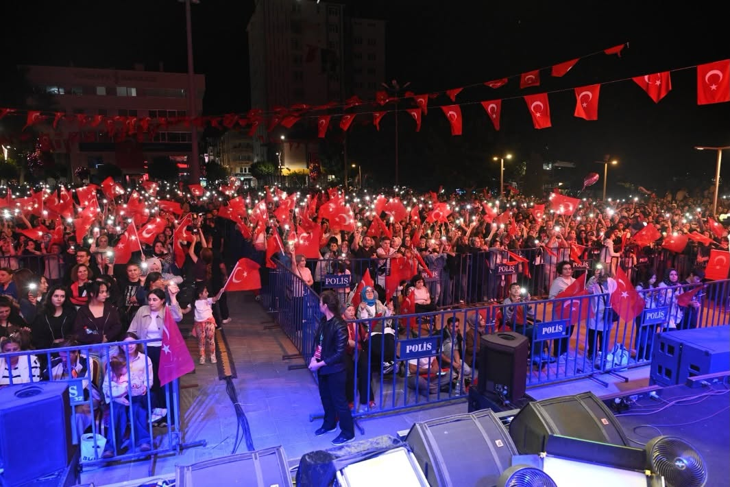 Isparta'da Funda Arar konserinden renkli görüntüler