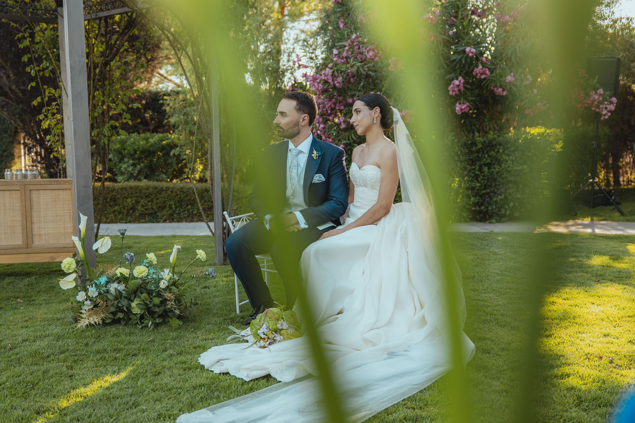 Salida de los recién casados en una fotografía de boda en Madrid realizada por Azulo Weddings