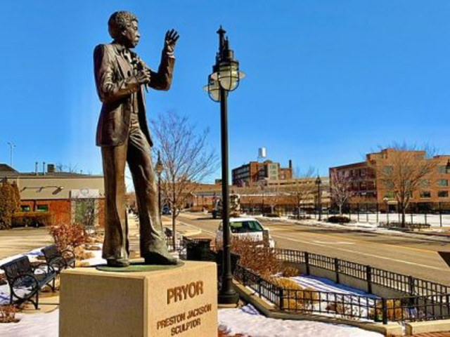 Pryor statue Peoria.jpg