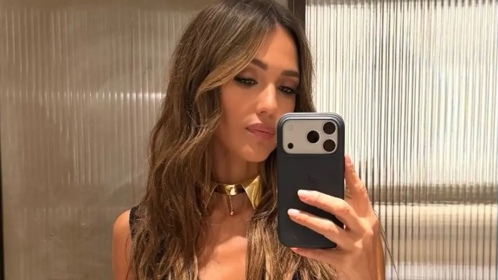Jessica Alba  ⁇  Bikini Privește prin Low-Cut Vezi prin acoperire în Italia