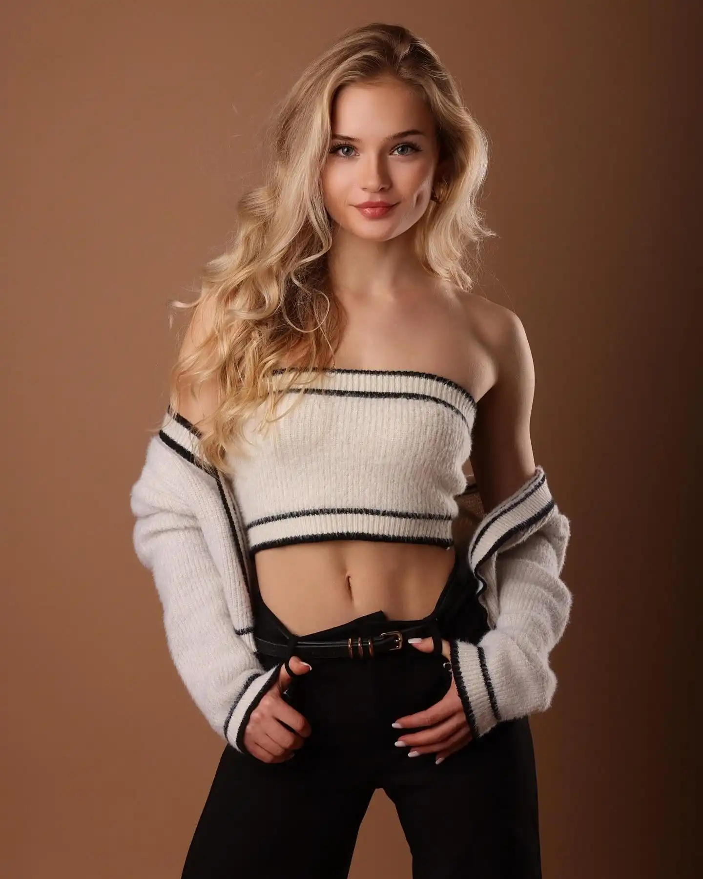 Veronika-Miller-Wallpapers-Insta-Sport-Bio-1