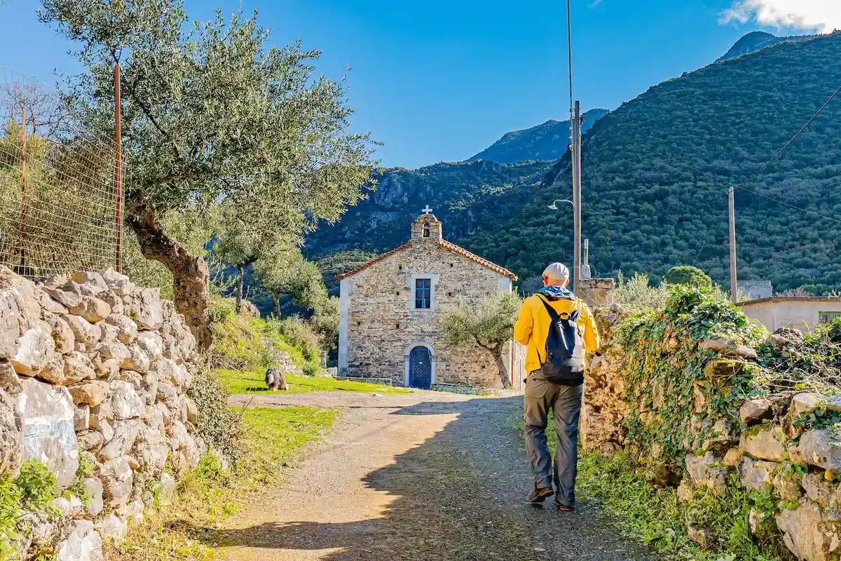Călătorii lente: explorarea unei țări la pas, fără grabă și cu bucurie.