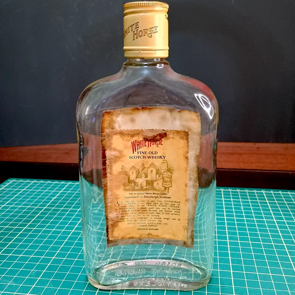 Garrafa de Bolso Vintage White Horse Fine Old Scotch Whisky Vazia. - Foto 2