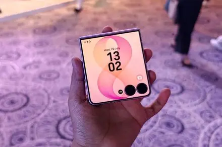 Samsung's Latest Flip Phone: Incremental Upgrade