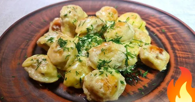 Постер Жареные пельмени со сметаной и сыром (в сковороде)