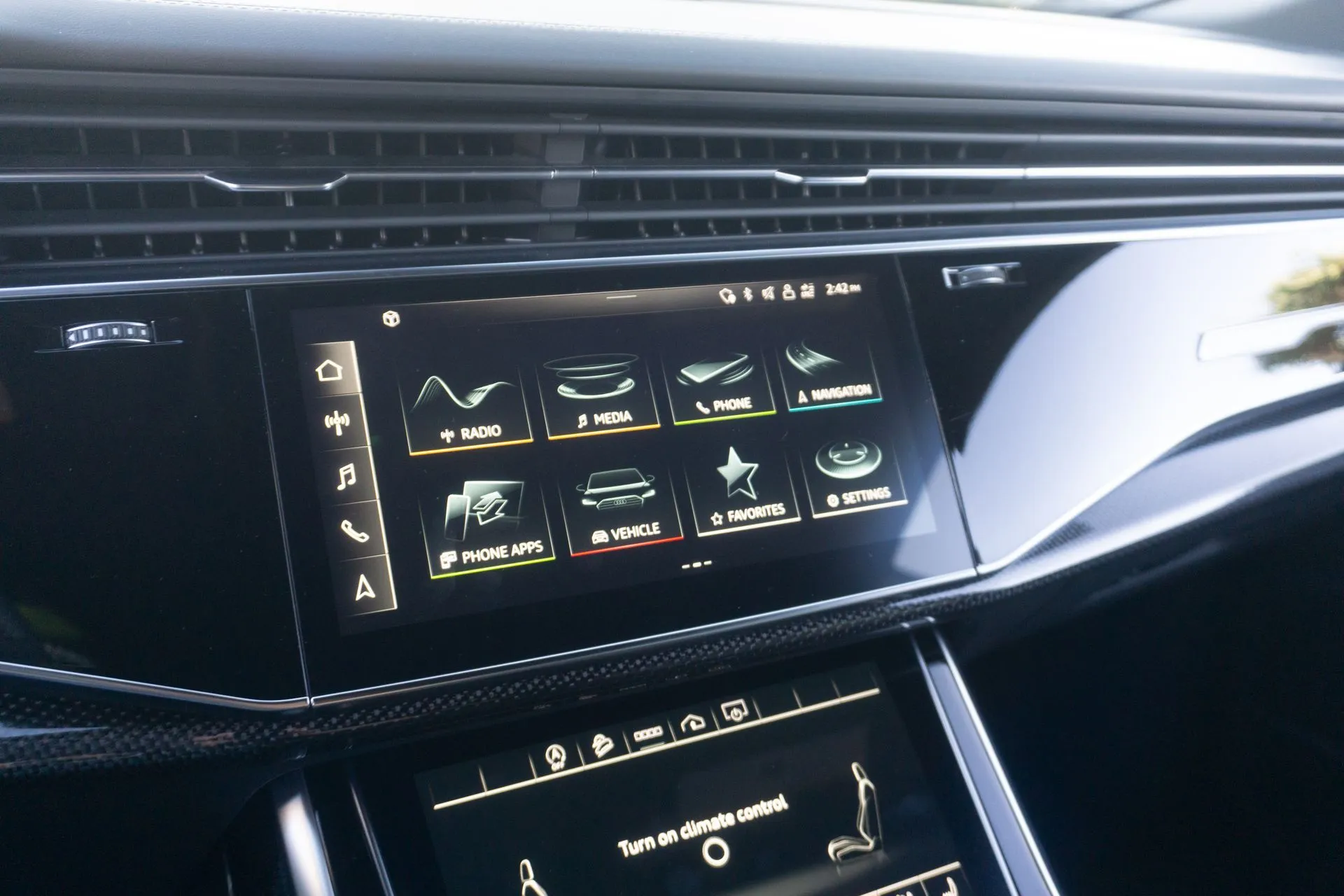 Audi SQ8 photo 11