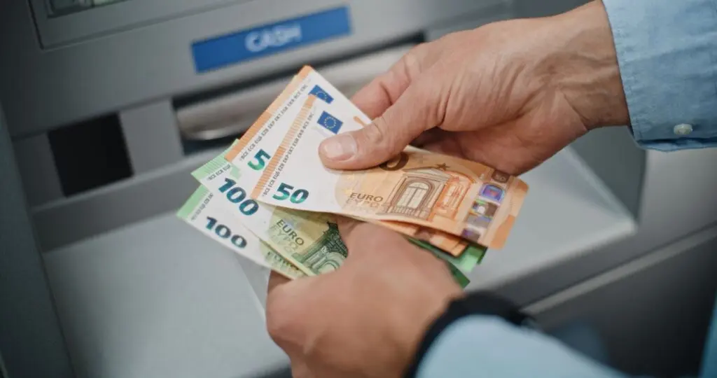 Atenție la bancnotele false în vacanță! Cum le recunoști?