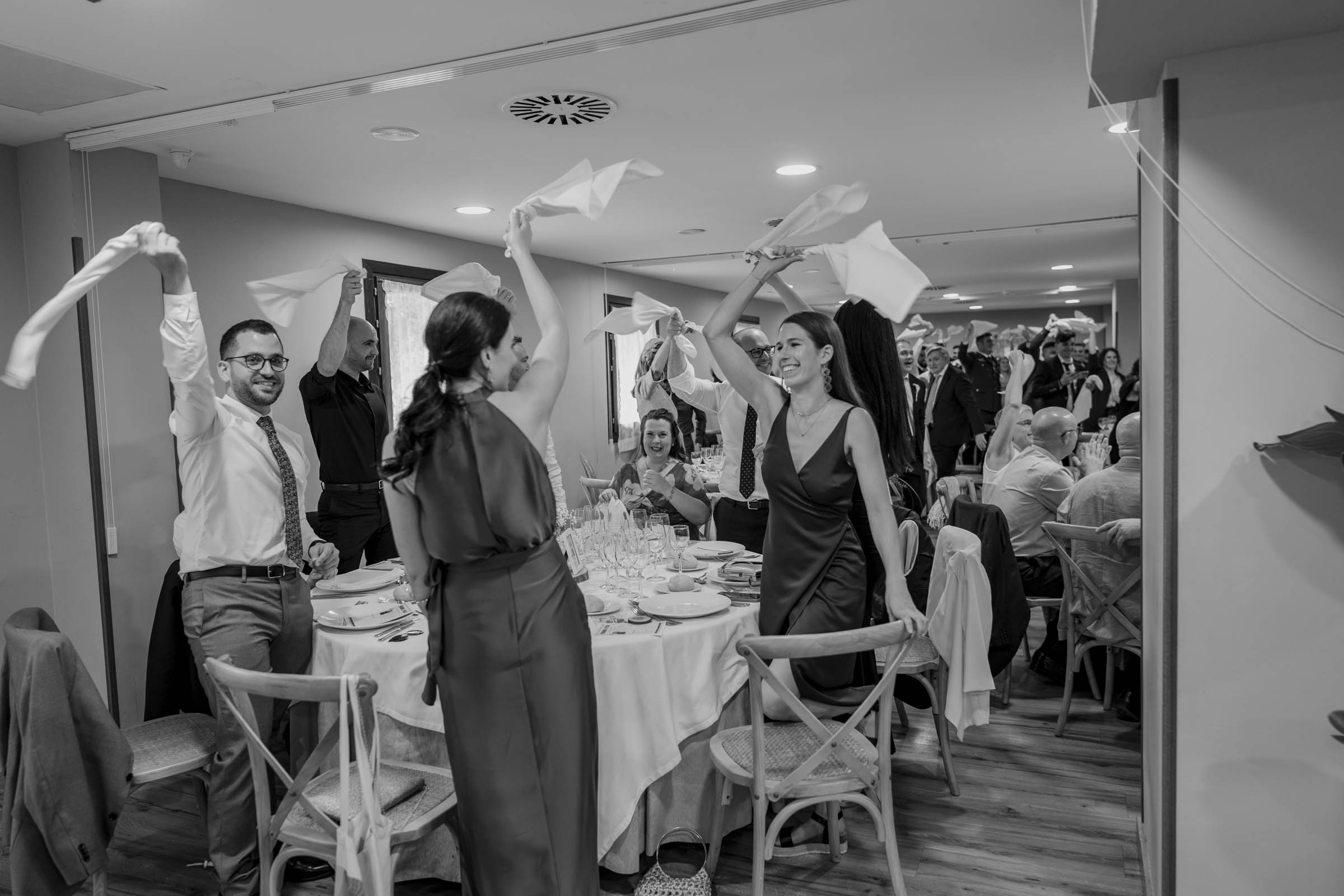 Fotografía de boda en Zaragoza capturando el ambiente y los encuentros entre los invitados durante el cóctel