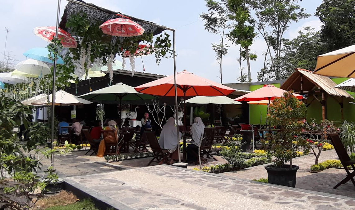 Dy Pool Resto Cafe Pare