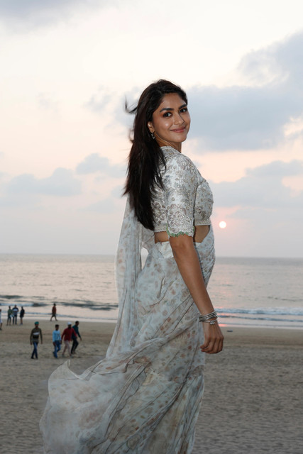 Mrunal-Thakur-2.jpg