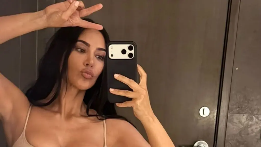 Kim Kardashian Wows în rochie de durere