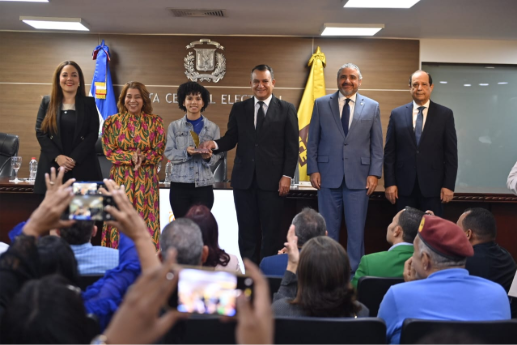 JCE reconoce a la cedulada número 3 millones y anuncia se elimina restricción del mes de cumpleaños para renovar cédula  .