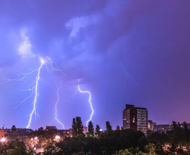 Vestul României, sub asaltul a 150 de recorduri termice într-o săptămână: un fenomen climatic extrem