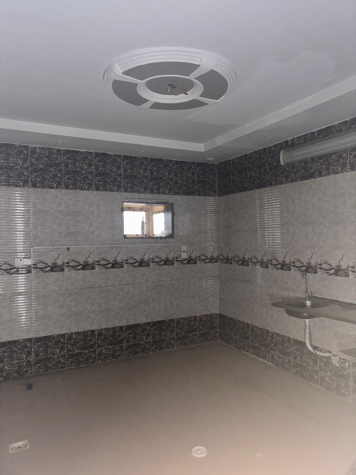 شقة ٤ غرف مع السطح