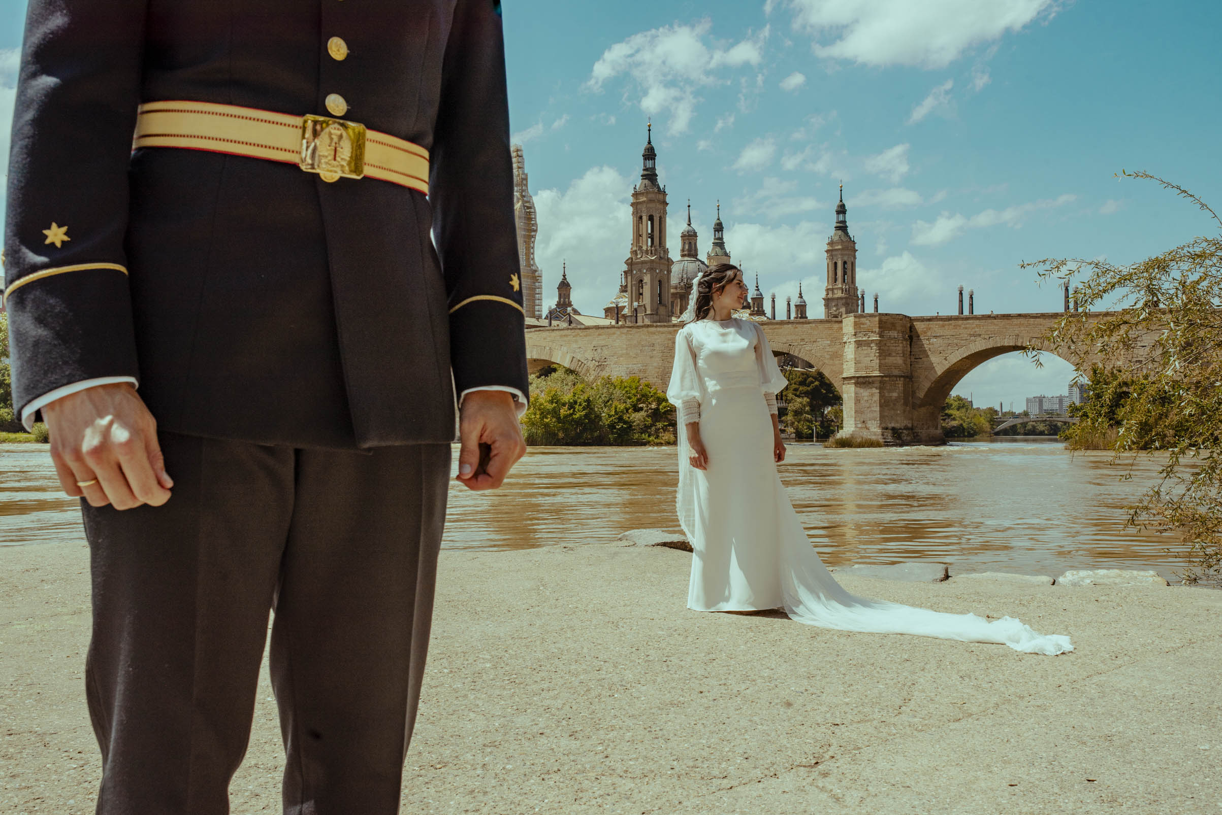 Pareja de novios durante su boda con el Pilar de Zaragoza al fondo