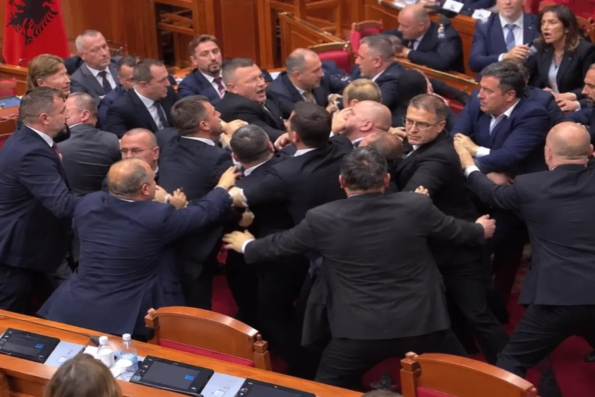 Albaniya qanunverici orqanında deputatlar arasında əlbəyaxa dava qeydə alınıb