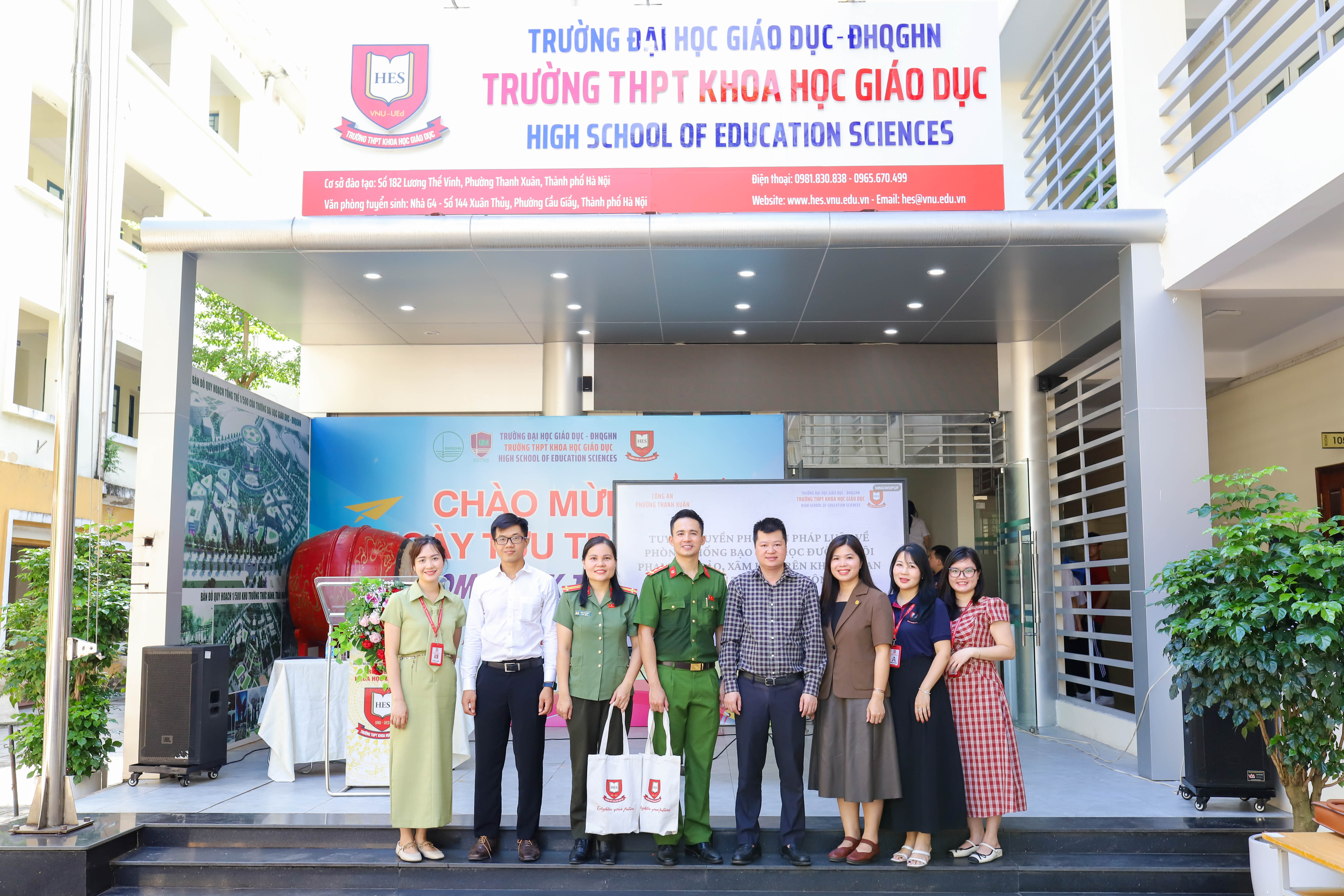 Sinh hoạt dưới cờ HES 18