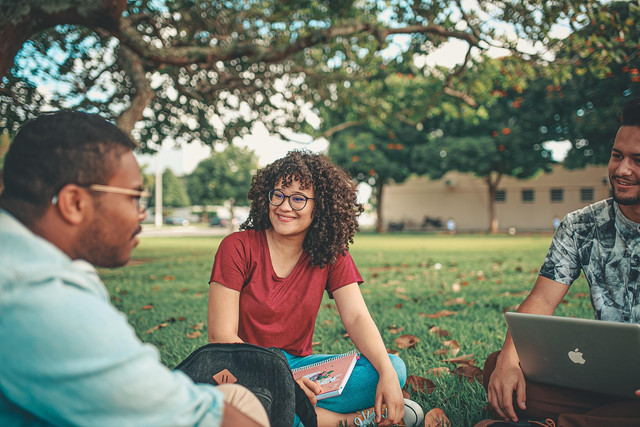 estudiantes universitarios pas&aacute;ndola bien en grupo
