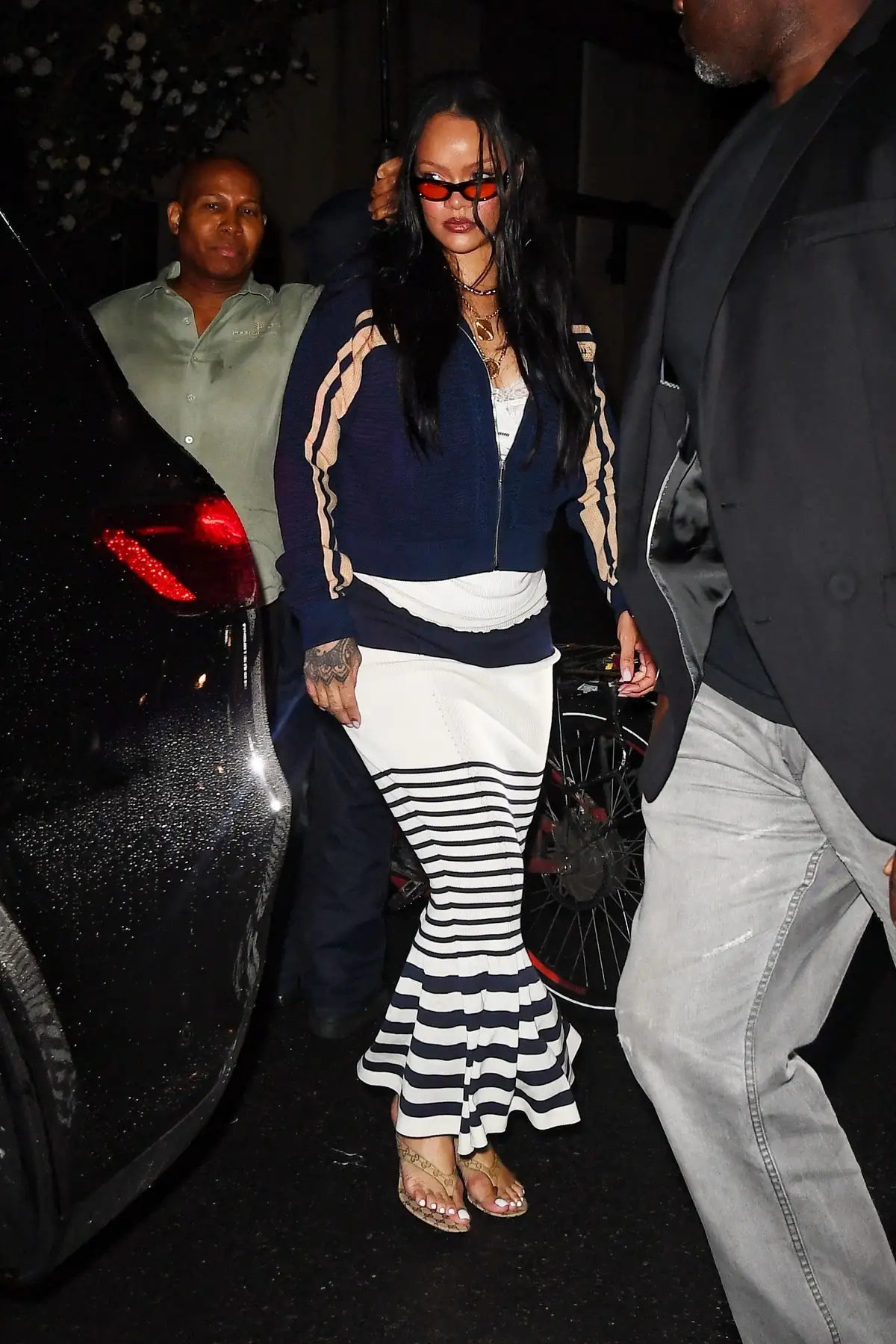 Rihanna se duce cu un caz de striptease