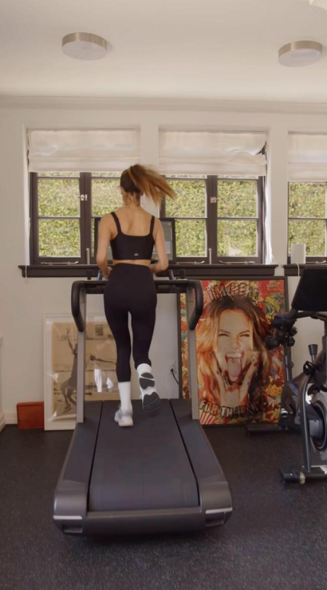 Ambrosio también mostró un vistazo de su rutina de gimnasio antes del evento.Instagram/@alessandraambrosio