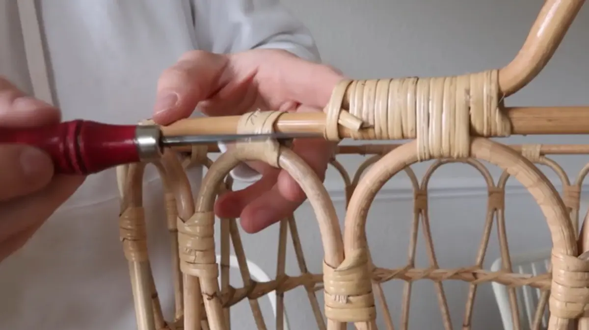 Transformați un coș IKEA într-un masă de cafea chic cu un DIY rapid