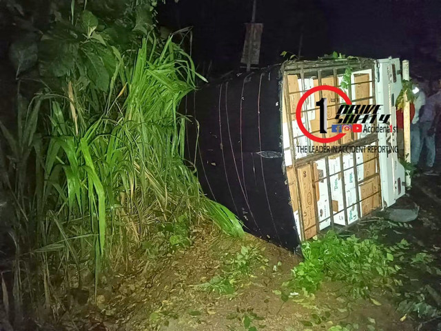 A small lorry driven recklessly by a drunk driver collides with a tree in the Dambadeniya area on the Kurunegala 34 road in Megamoo.