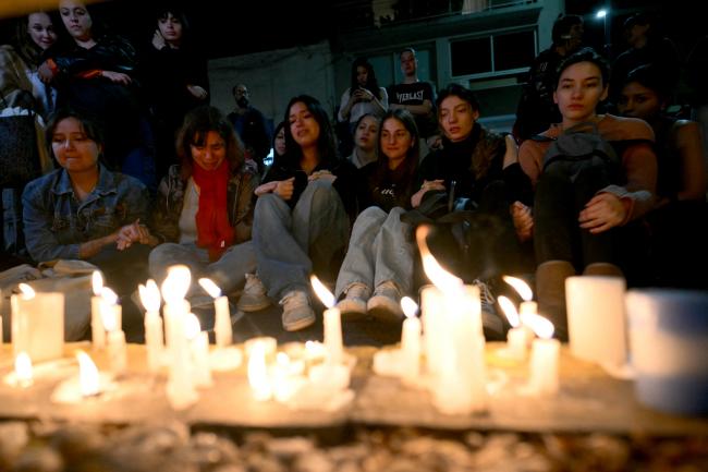 Los dolientes encendieron velas junto al hotel donde murió.AFP vía Getty Images