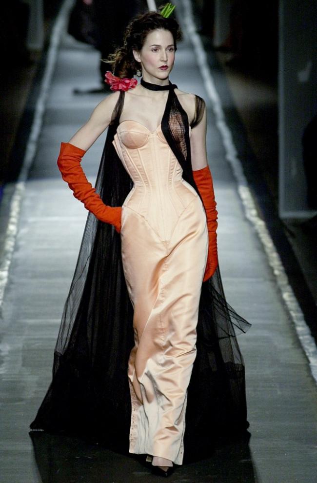 El atuendo era una nueva versión de un look de la colección de alta costura primavera 2001 de la marca.Gamma-Rapho vía Getty Images