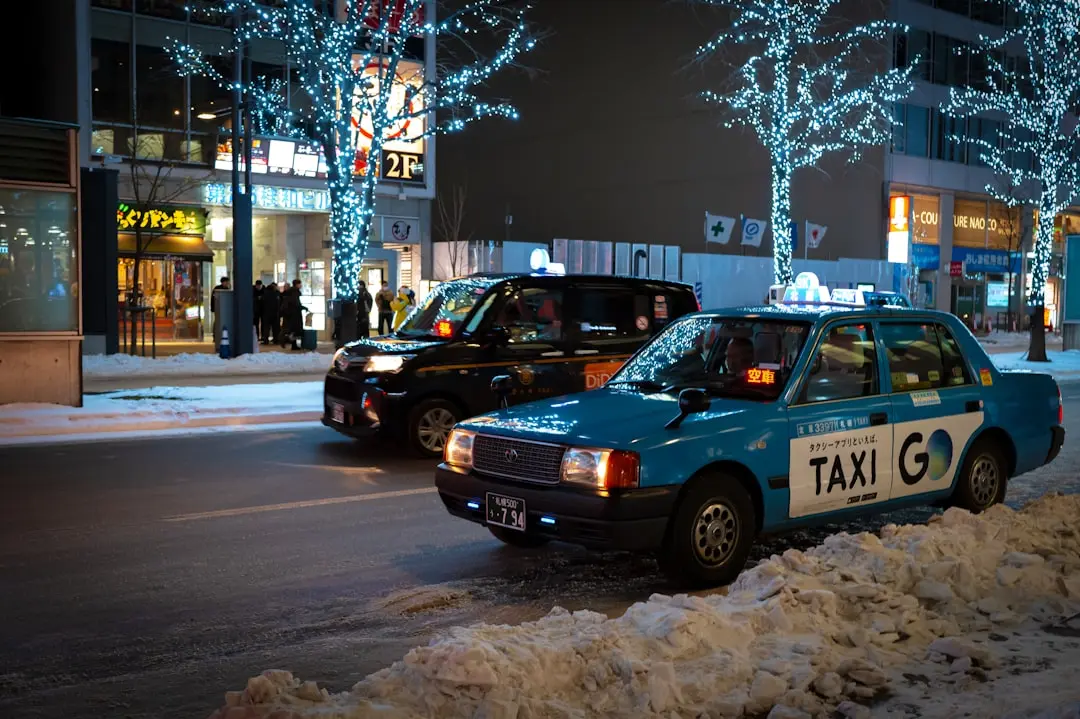 Taxele tot mai mari la servicii, o povară pentru români