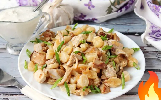 Постер Галушки с курицей, грибами и луком