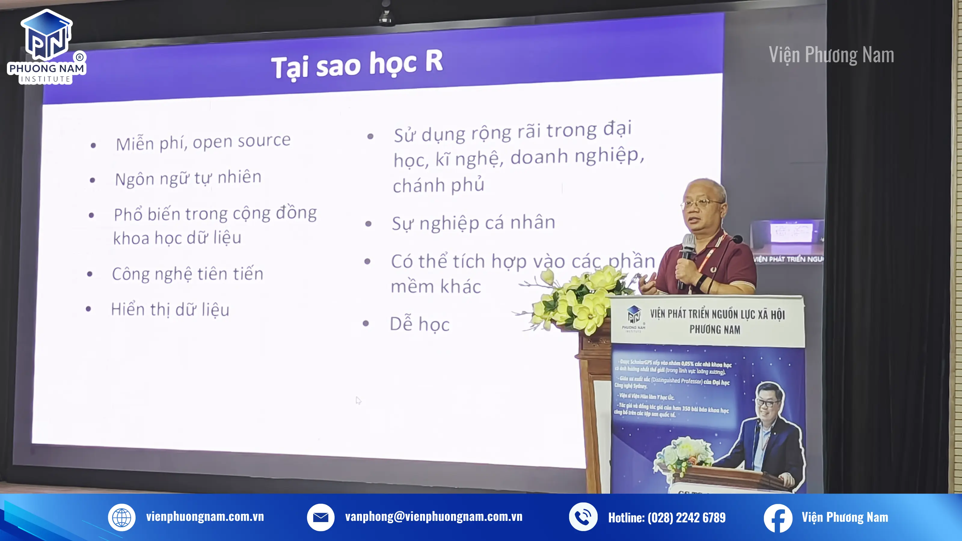 TS. Trần Sơn Thạch trao đổi chuyên môn hoặc tương tác với học viên