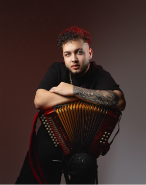 Enyer Acordeón, la nueva sensación de la música típica, prepara EP de temas inéditos   .