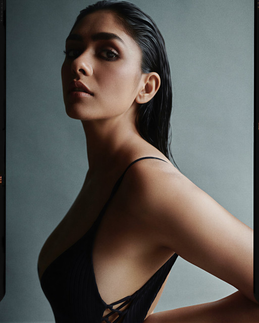 Mrunal Thakur (3) Copy.jpg