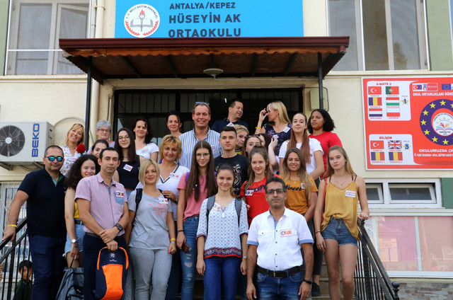 TRK-VE-YABANCI-RENCLERN-ELEKTRONK-ARKADALII-OKUL-YNETM-RENCLERN-BZ-NGLZCE-RENYORUZ-AMA-YABANCILAR-DA