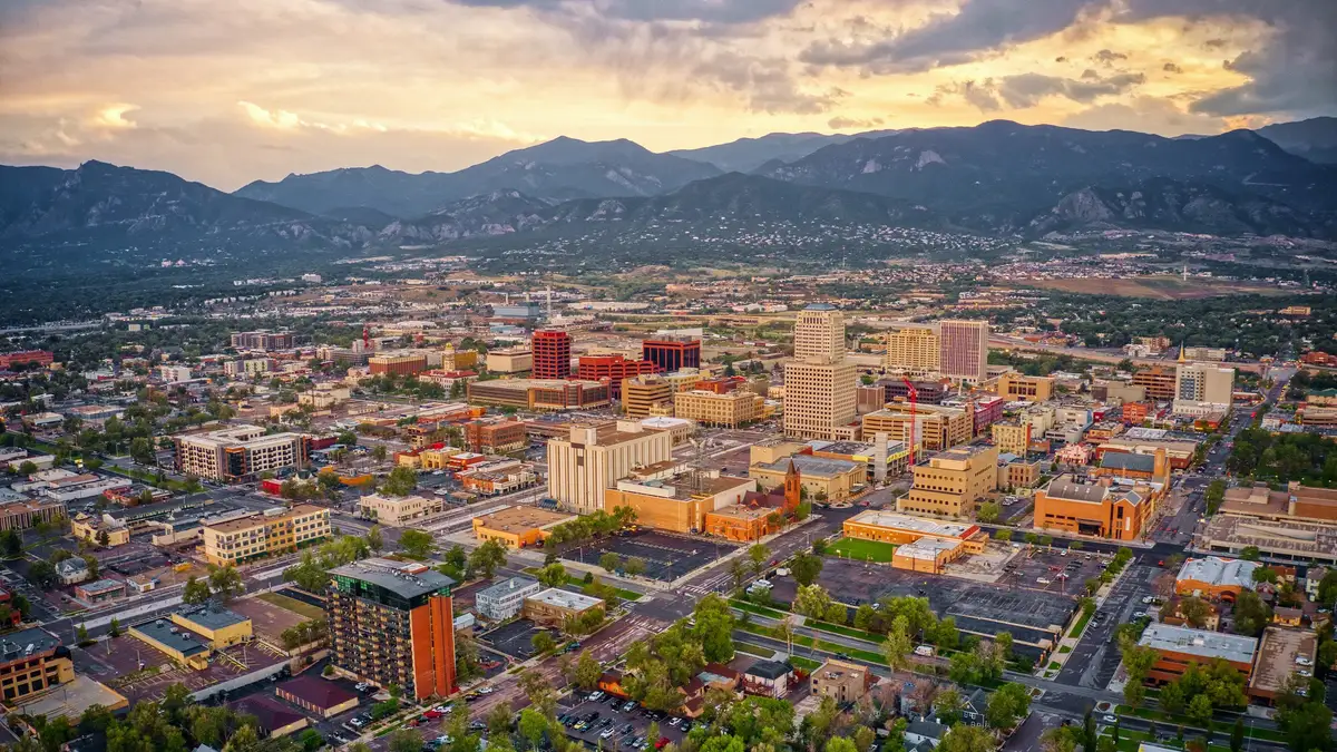 Cumpărătorii cu venituri medii, striviți de prețurile locuințelor din Colorado Springs