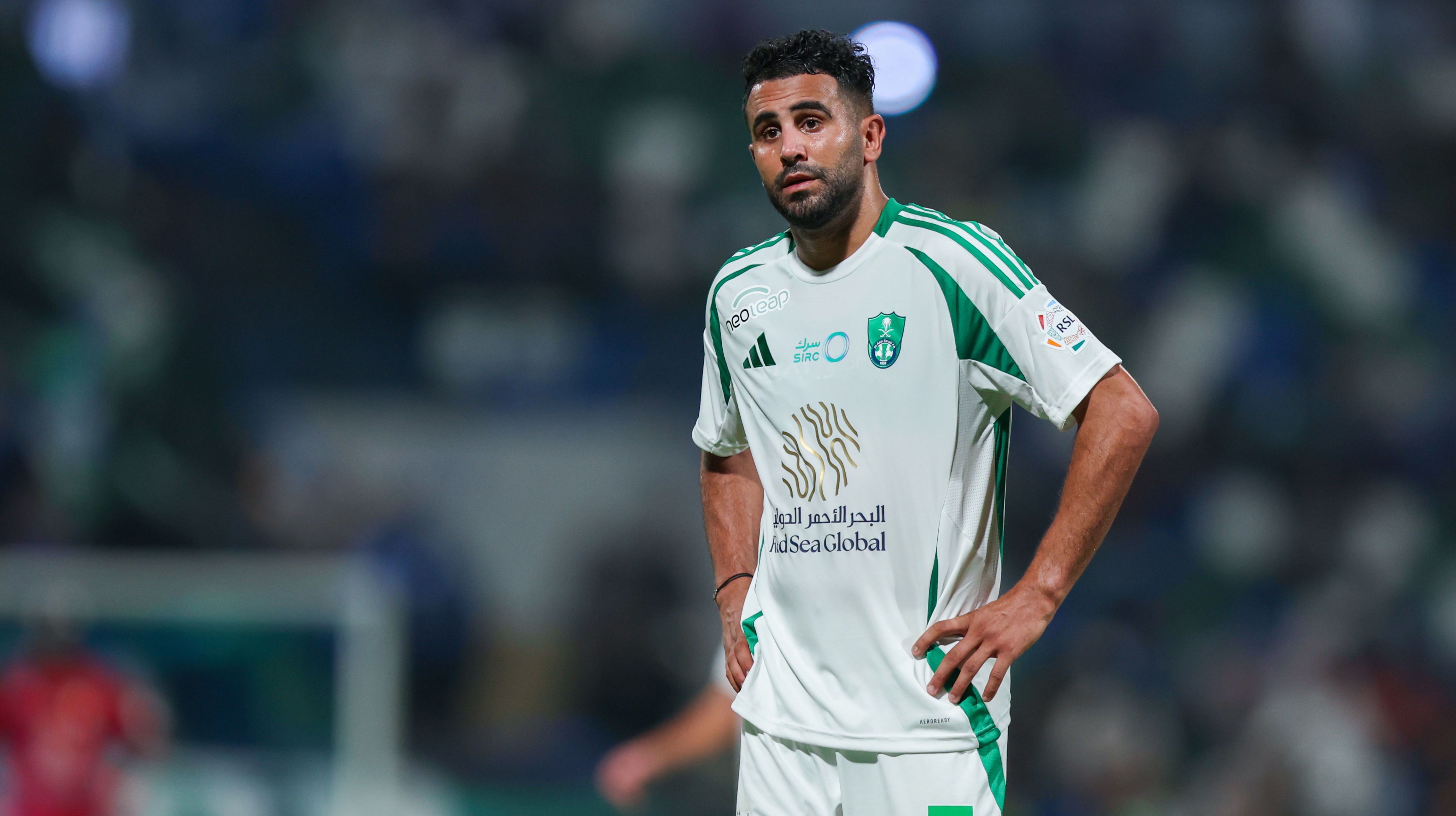 رياض محرز يودع الأهلي السعودي بعد مسيرة حافلة بالإنجازات