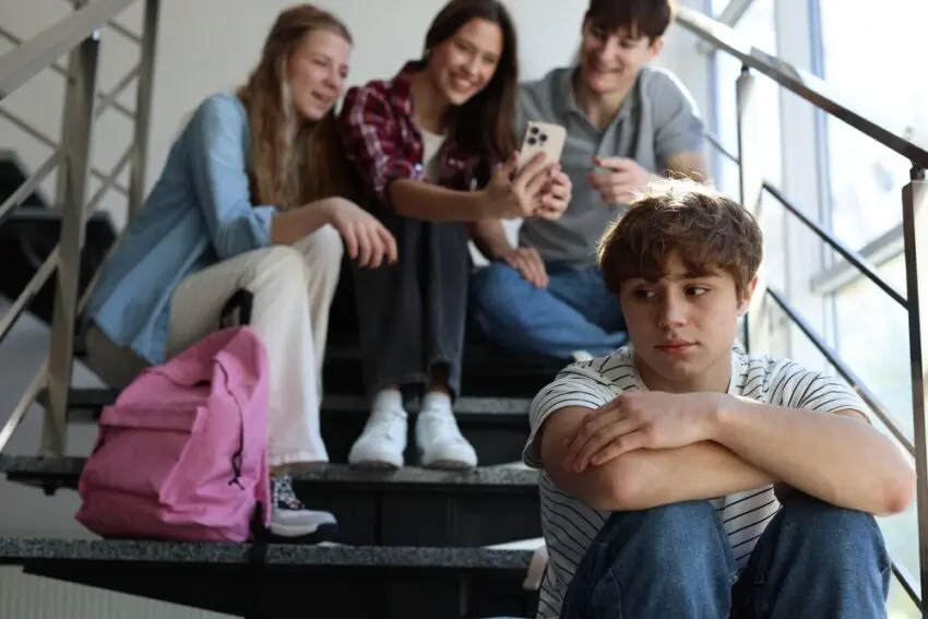 Excluderea din grup, o formă de bullying la fel de dureroasă ca și agresiunea fizică