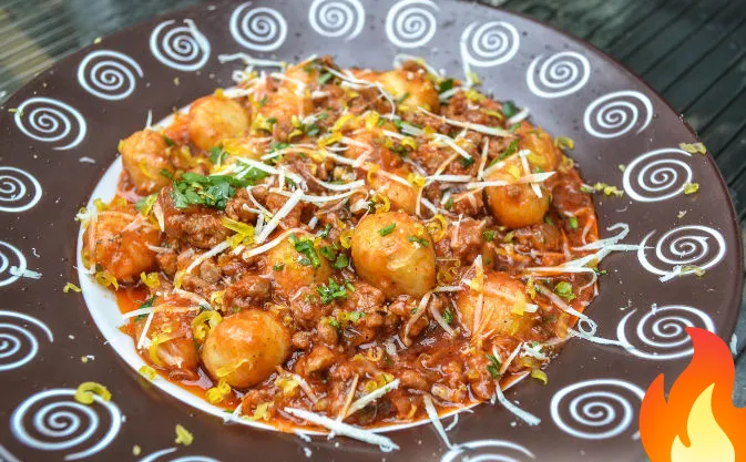 Постер Картофельные шарики в соусе болоньезе