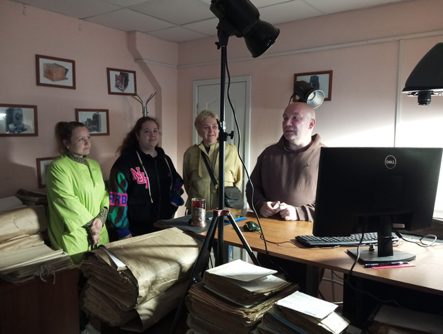 4_Дмитрий Вячеславович Сидоров рассказывает о процессе сканирования архивных документов..jpg