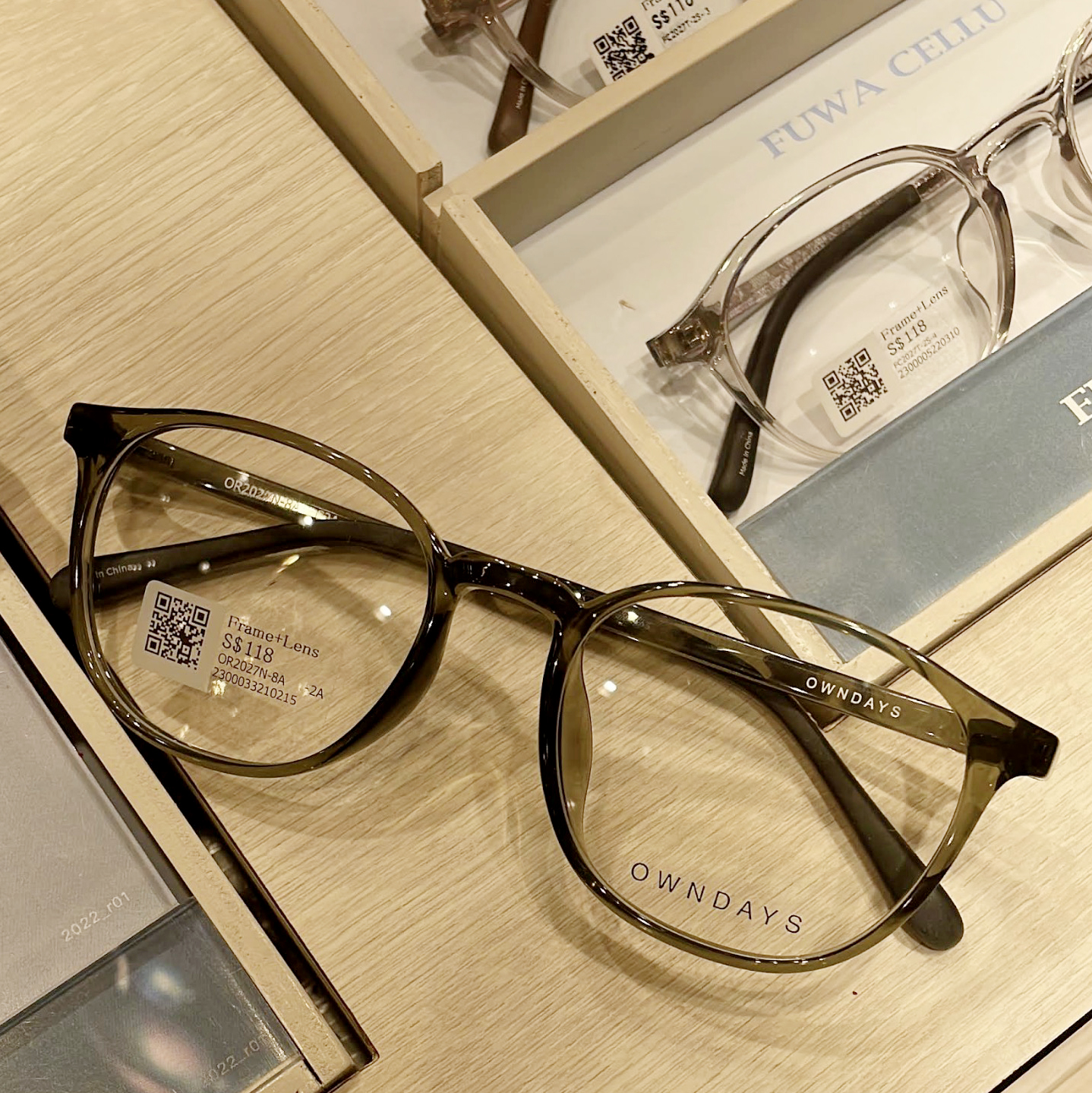 OWNDAYS eyewear frames and rimless collection display