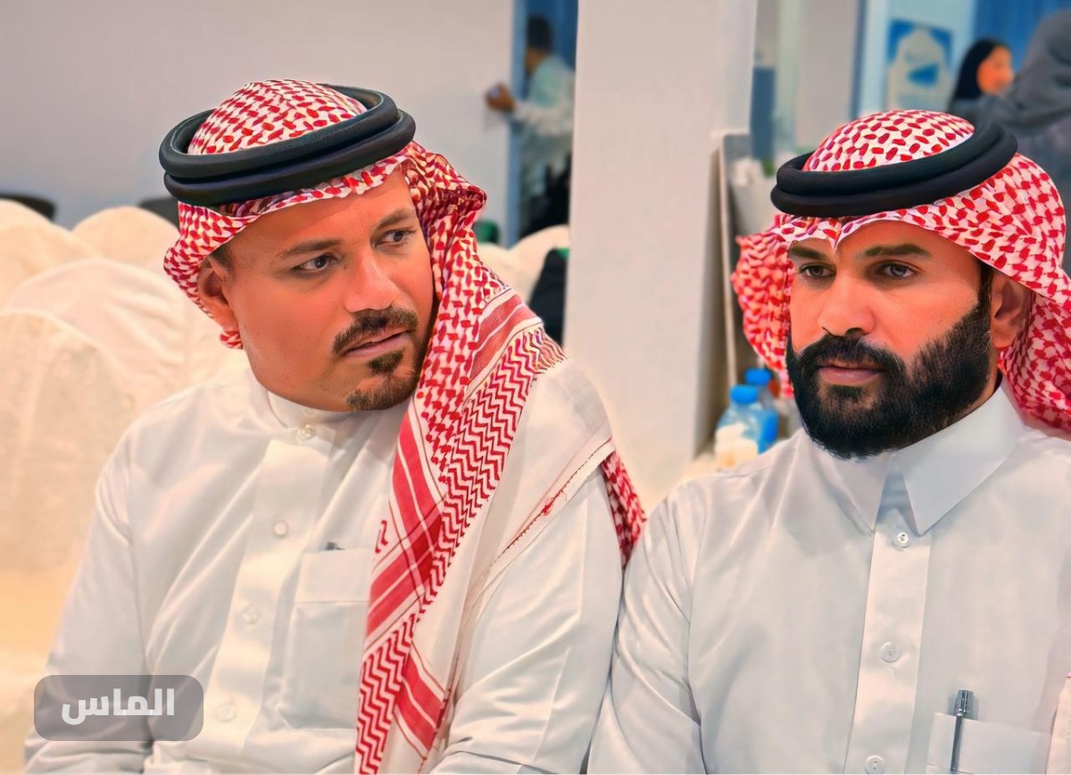رئيس الجمعية  تركي قرنبيش  (يسار) والمرشد السياحي بدر السناني (يمين ) خلال حفل التدشين