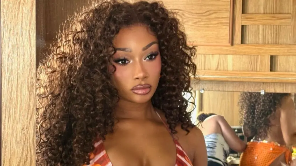 Megan Thee Stallion uimește în top și micro-shorts