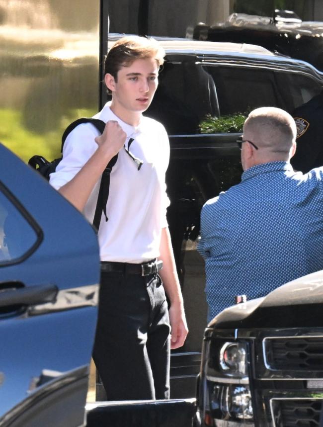 Barron estuvo flanqueado por seguridad durante el comienzo de su primer año.El New York Post