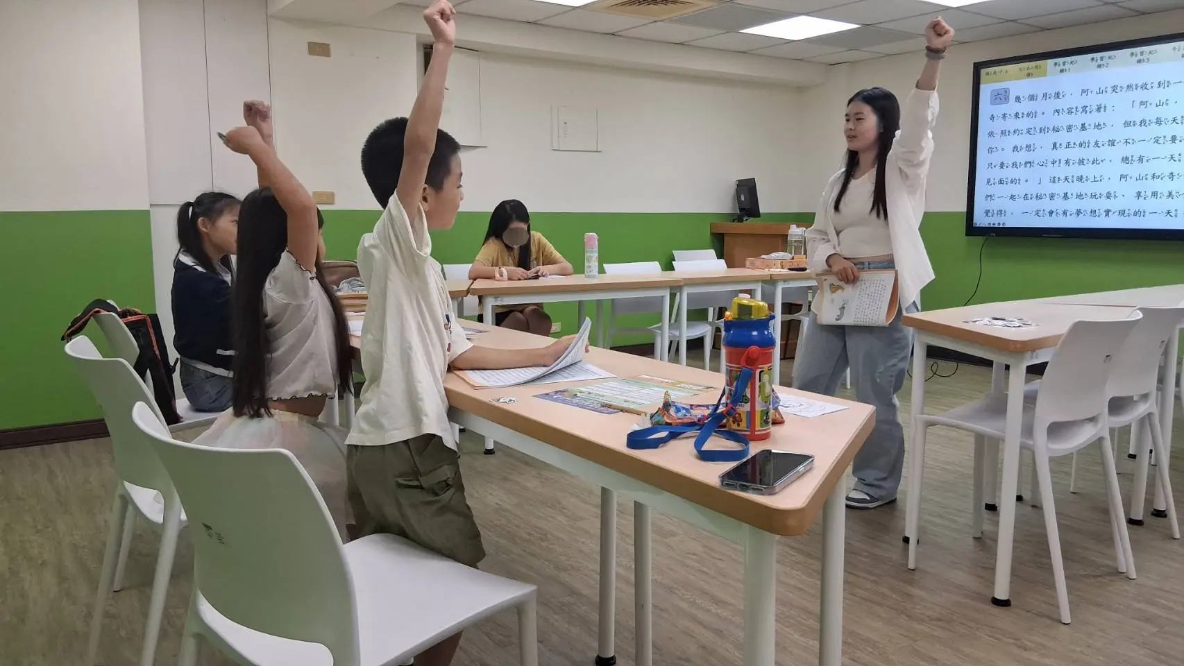 王絲嬋老師指導學生進行議題式閱讀寫作