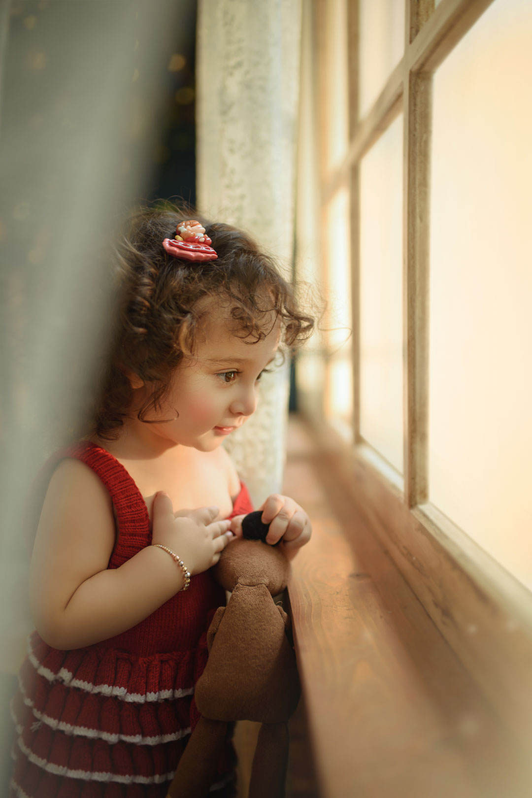 عکاسی خانوادگی مینیمال در آتلیه کودک نویسا مشهد با نور نرم