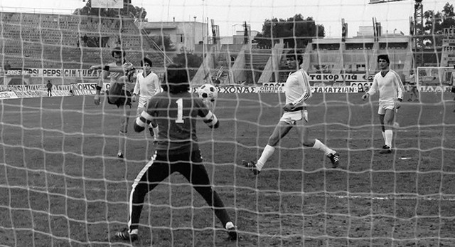 Στις 21 Φεβρουαρίου 1979, για το Κύπελλο Ελλάδος, με την ΑΕΚ να παίρνει τη νίκη με 4-0. Στο βαθος η υπο ανεγερση σκεπαστ'η