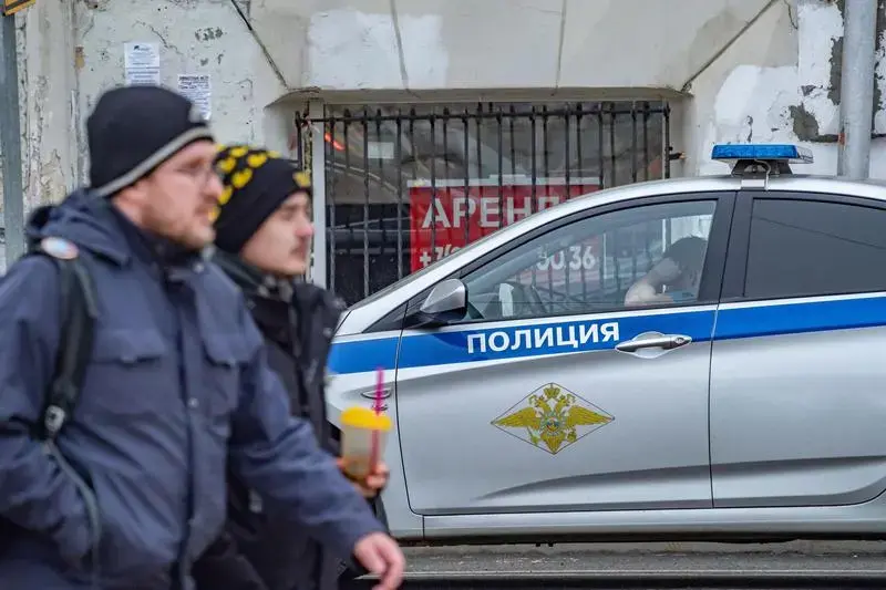 We need to produce a single title line, max 100 characters, Romanian, short, clear, grammatical. Original: Razii de amploare în Rusia, unde bărbații sunt duși cu forța la sediile birourilor de inform
