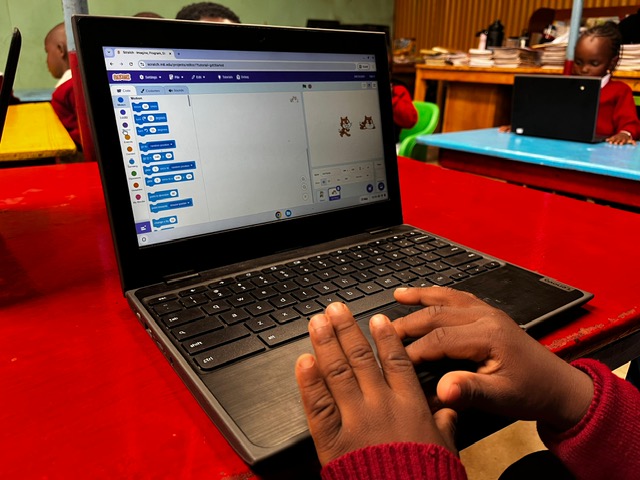 Kids coding on Scratch