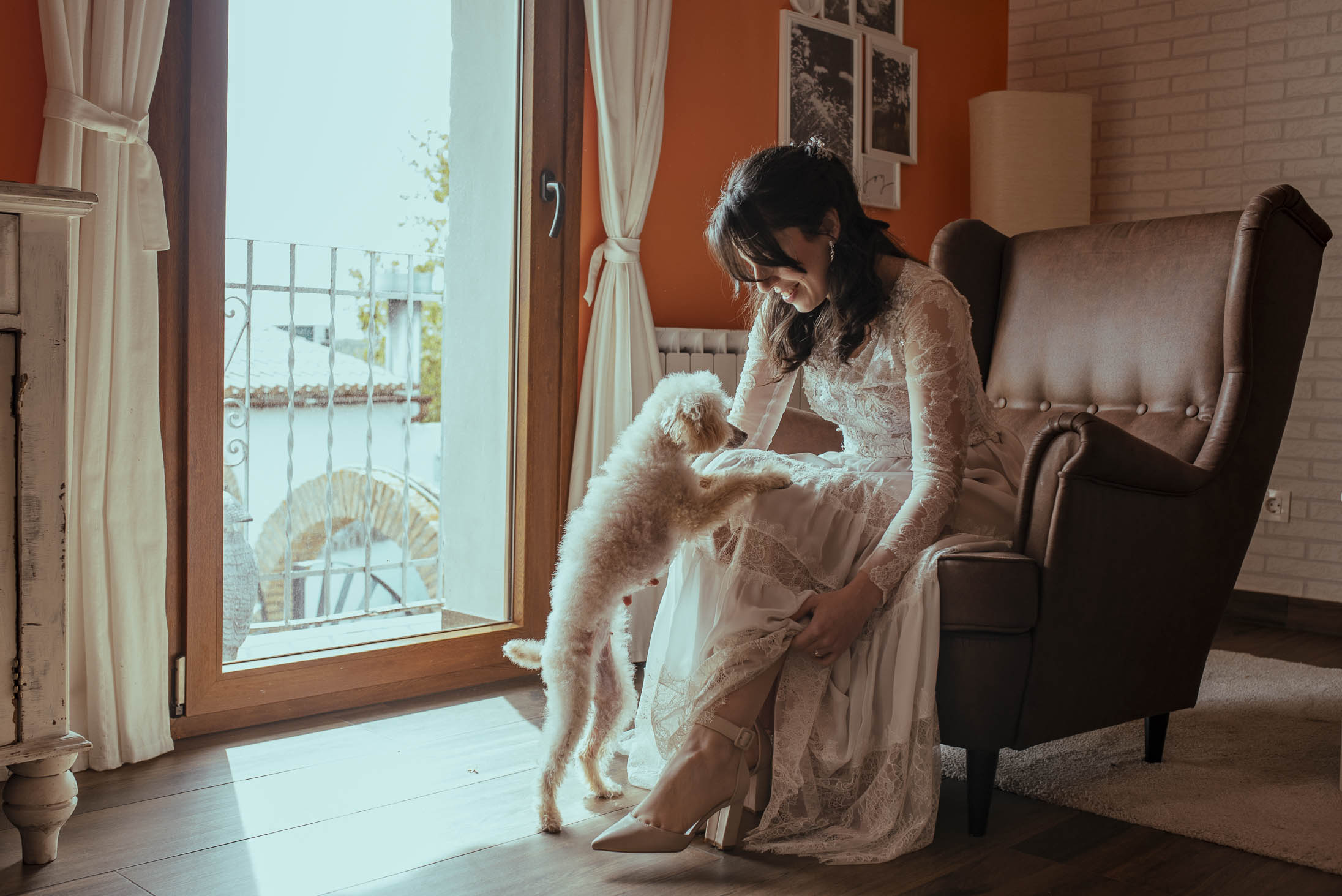 Reportaje de boda en Zaragoza de la novia durante sus preparativos con su perro ya vestida con su vestido de novia