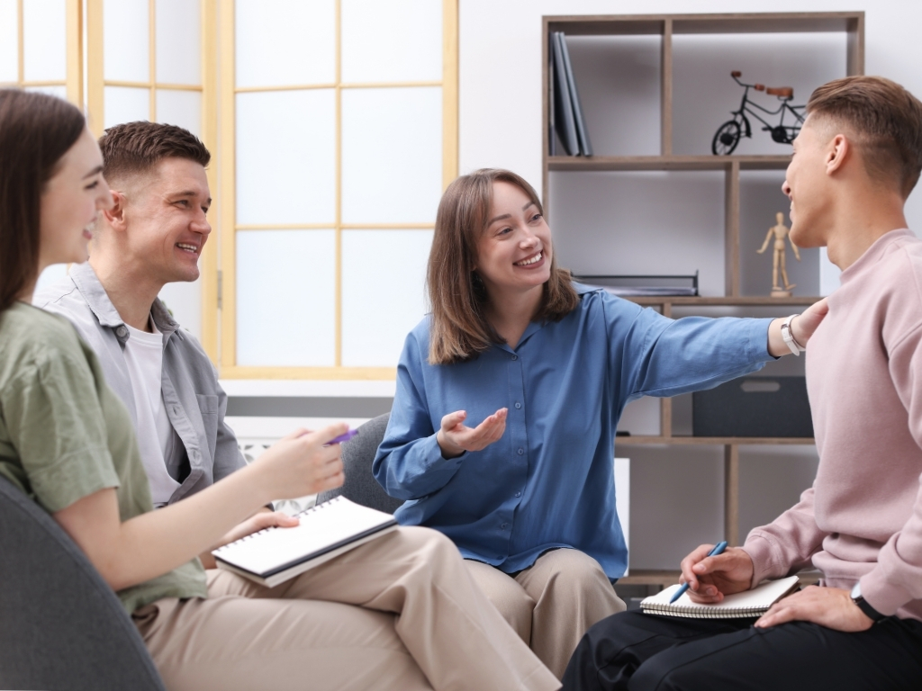 Grupo de personas adultas participando de una sesión formativa con luz natural